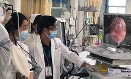 Hồi sinh b&#233; trai h&#243;c hạt m&#227;ng cầu ngừng tim trước nhập viện, sốc nặng nề