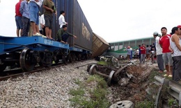 Tai nạn đường sắt tại Nghệ An, 4 toa t&#224;u bị lật 2 người bị thương