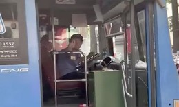 Sa thải tài xế xe buýt nhổ nước bọt vào người đi đường