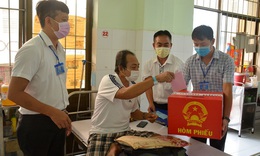 Phiếu bầu cử được trao đến tận tay từng bệnh nh&#226;n