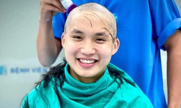 Nụ cười đ&#244;i mươi x&#244;ng vào tuy&#234;́n lửa