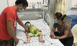 B&#233; gái 15 tháng tu&#244;̉i nu&#244;́t...7 mảnh dao lam