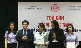 Tọa đ&#224;m “bảo vệ blouse trắng”