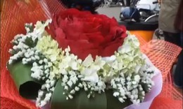 Hồng 7 m&#224;u, hoa d&#225;t v&#224;ng 24k “ch&#225;y h&#224;ng” dịp Valentine