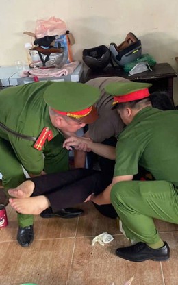 Phát hiện người phụ nữ đột quỵ, 3 cảnh sát lập tức đưa đi cấp cứu kịp thời