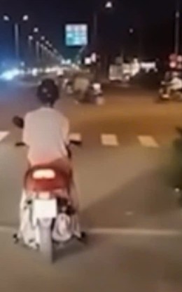 Còi xe cứu thương vang inh ỏi, người đi xe máy vẫn dửng dưng giữa đường 