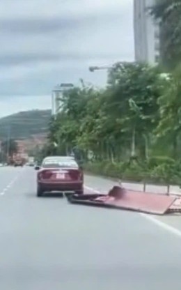Xử phạt tài xế ô tô kéo lê mái tôn giữa đường ở Quảng Ninh