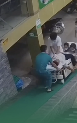 Bác sĩ trẻ nhảy lên cáng, ép tim liên tục cứu người đàn ông lúc nửa đêm