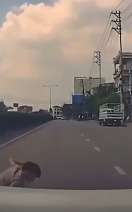 Thót tim khoảnh khắc bé trai băng qua đường bất ngờ