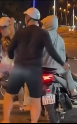Mâu thuẫn vì bị tạt đầu xe, hai thanh niên lao vào đánh nhau giữa ngã tư