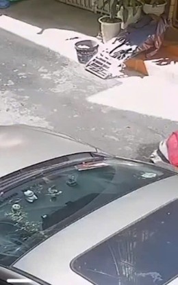 Clip người đàn ông xăm trổ tác động dã man nam shipper ở Hà Nội