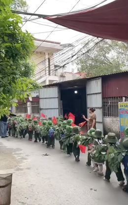 Dàn ‘chiến sĩ nhí’ nối đuôi nhau diễu hành khiến người đi đường thích thú