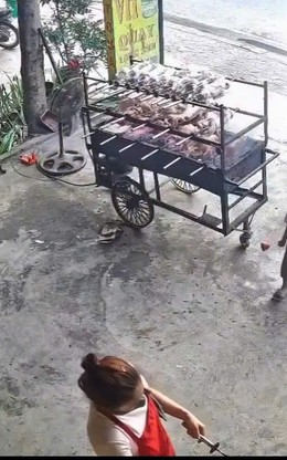 Bé trai quỳ một chân tặng hoa mẹ, khiến dân mạng tan chảy vì quá lịch thiệp