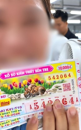 Khoảnh khắc nữ công nhân phát hiện trúng độc đắc 32 tỷ đồng ngay tại công ty
