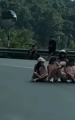 6 người phụ nữ mặc đồng phục ngồi giữa đường đèo Hải Vân chụp ảnh