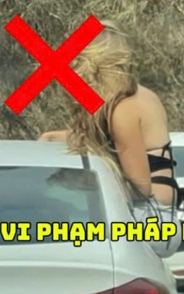 Nữ du khách đu bám cửa ô tô khi xe di chuyển, tài xế bị xử lý