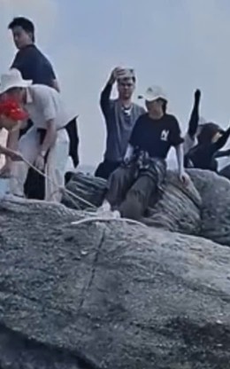 Mỏm đá 'sống ảo' nguy hiểm ở Quảng Ninh bị rào chắn sau clip gây sốc
