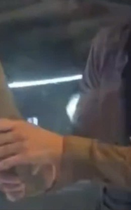 Clip người đàn ông ngang nhiên đập vỡ kính xe tải giữa đường gây chú ý 