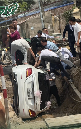 Mercedes chở cô dâu lao xuống rãnh đào đường ở Hưng Yên, may mắn không ai bị thương
