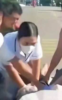 Nghẹt thở cảnh nhân viên y tế ép tim cứu người đuối nước trên thùng xe