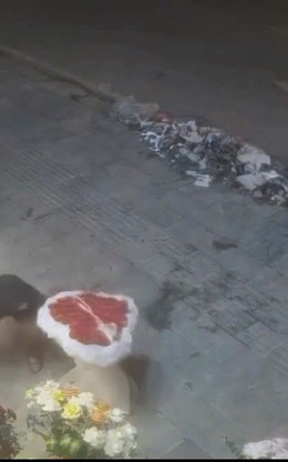 Bán hoa ngày 20/10, chủ cửa hàng gặp ngay tình huống 'dở khóc dở cười'