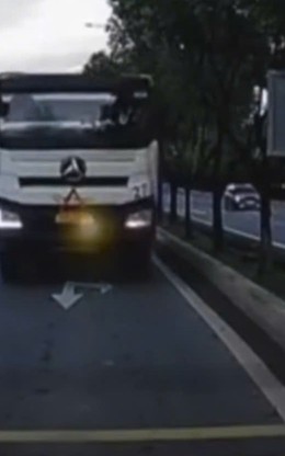 Xe tải 'độ' đèn, bóp còi inh ỏi giữa trung tâm TP.HCM