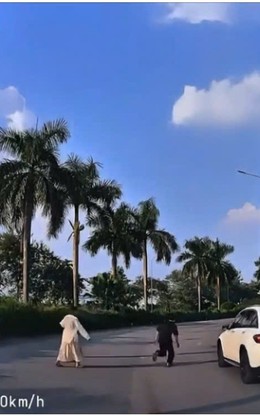 Khó hiểu cảnh người đàn ông liên tục nằm vật ra trước đầu ô tô