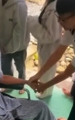 Học trò cũ tìm đến thăm thầy giáo đột quỵ sau hàng chục năm xa cách