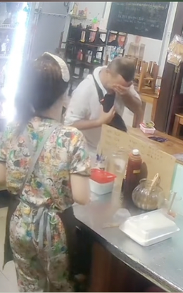 Du khách Nga xúc động khi nhận quà từ chủ quán người Việt lúc nửa đêm