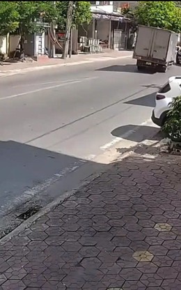 Thót tim cảnh xe tải nghiêng ngả sau cú đánh lái tránh ô tô con