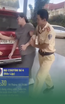 CSGT mở đường khẩn cấp, cứu thai phụ vỡ ối và người bị rắn độc cắn