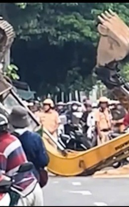 Thót tim cảnh xe múc đang tháo dỡ nhà bất ngờ lật ngửa ra đường