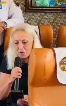 Nữ du khách Italy hát 'Còn gì đẹp hơn' trên tàu hỏa khiến dân mạng thích thú