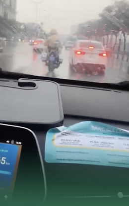 CSGT Hà Nội đội mưa mở đường đưa bé 4 tháng tuổi sốt cao đi cấp cứu
