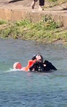 Du khách Mỹ nhảy xuống hồ Tuyền Lâm cứu người phụ nữ đuối nước