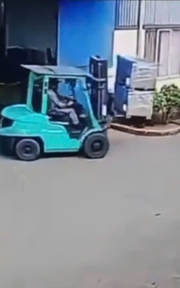 Thót tim cảnh kiện hàng từ xe nâng đổ trúng công nhân, một người tử vong