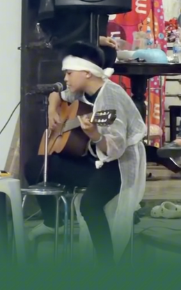 Nghẹn lòng khoảnh khắc cô bé 15 tuổi ôm guitar hát tiễn cha về nơi an nghỉ