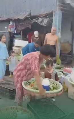 Chủ sạp rau trúng số 10 tỷ đồng, tặng hết hàng cho bà con để về quê