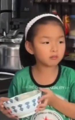 Mẹ dặn 'kệ bố', bé gái 6 tuổi đã có hành động khiến dân mạng chú ý