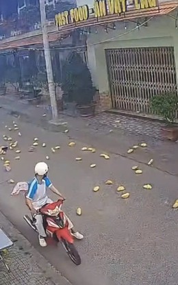 Camera ghi lại cảnh bánh mì bay tung toé sau cú va chạm giữa hai xe máy