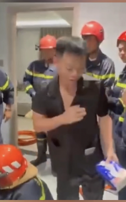 Phá cửa thang máy, giải cứu người đàn ông nước ngoài mắc kẹt ở TPHCM