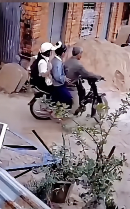 Xót xa lời chào buổi sáng của hai đứa trẻ với bố trước khi đi học