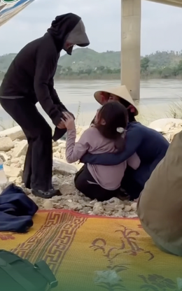 Tiếng khóc xé lòng của người con gái ngóng tin cha mẹ mất tích trên sông Lam