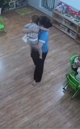 Khoảnh khắc bé trai ôm cô giáo ở lớp mầm non khiến dân mạng tan chảy