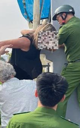 Hà Nội: Cháy nhà 4 tầng trên phố Tràng Tiền, 2 người nước ngoài được giải cứu