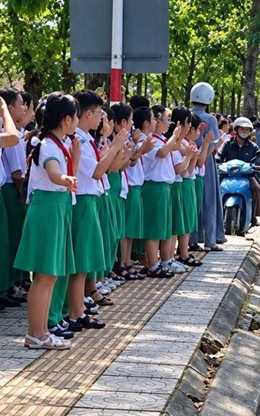 Nghẹn lòng hàng dài học sinh vẫy tay tiễn cô giáo qua đời ở tuổi 37