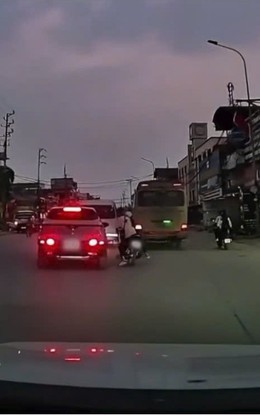 Màn rượt đuổi giữa ô tô và xe máy khiến dân mạng tranh luận