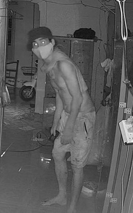 Kẻ lạ bịt mặt rút dây camera, đột nhập phòng con gái lúc rạng sáng