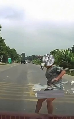 Lao qua đường không quan sát, người phụ nữ bị ô tô tông văng