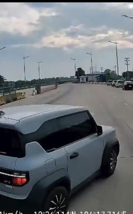 Tạt đầu xe khác ngay sau trạm thu phí, ô tô con suýt gây họa